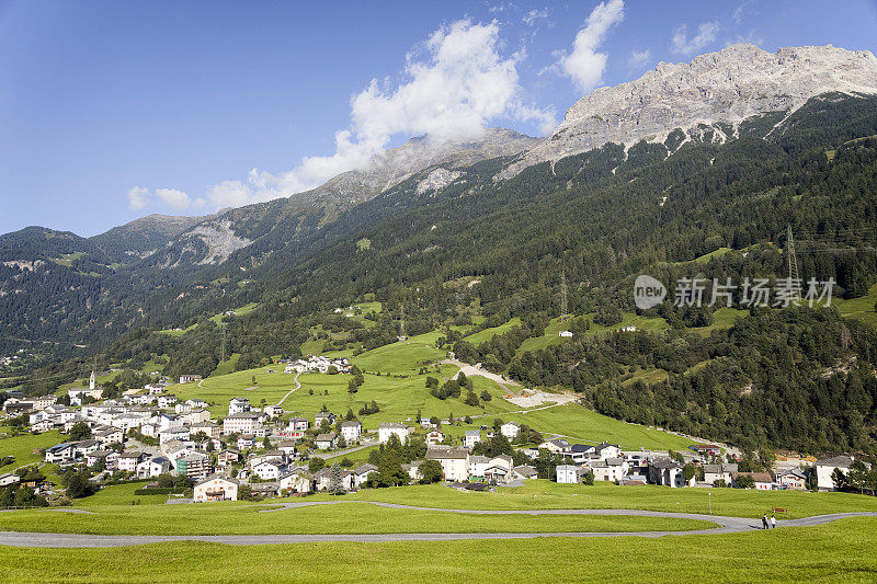 在瑞士度假- Val Poschiavo山谷与圣卡洛村和Sassalb峰在利维尼奥阿尔卑斯山脉